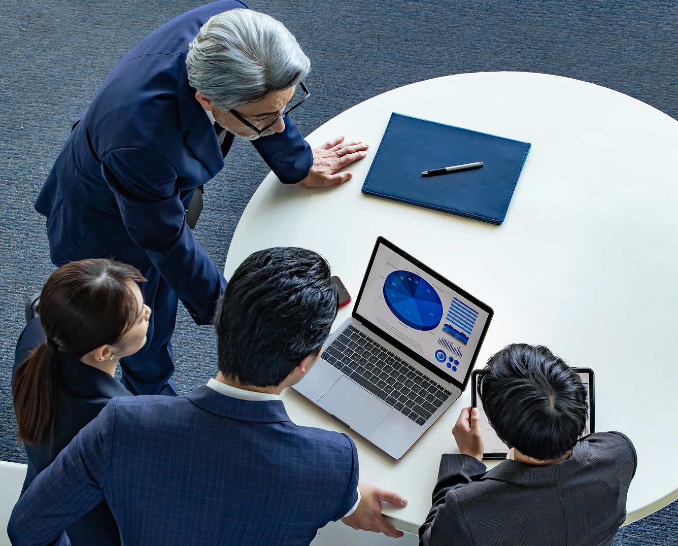 ガレージ事業への投資について打ち合わせをする様子